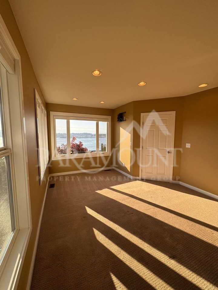 339 Farragut Ave N - Photo 6 of 25