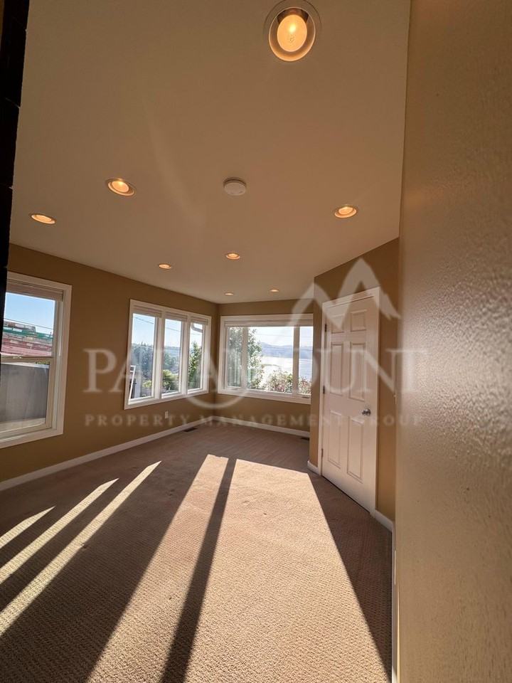 339 Farragut Ave N - Photo 7 of 25