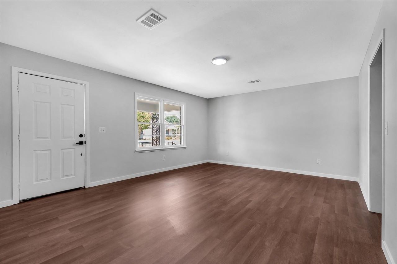 107 E Elm St - Photo 3 of 24