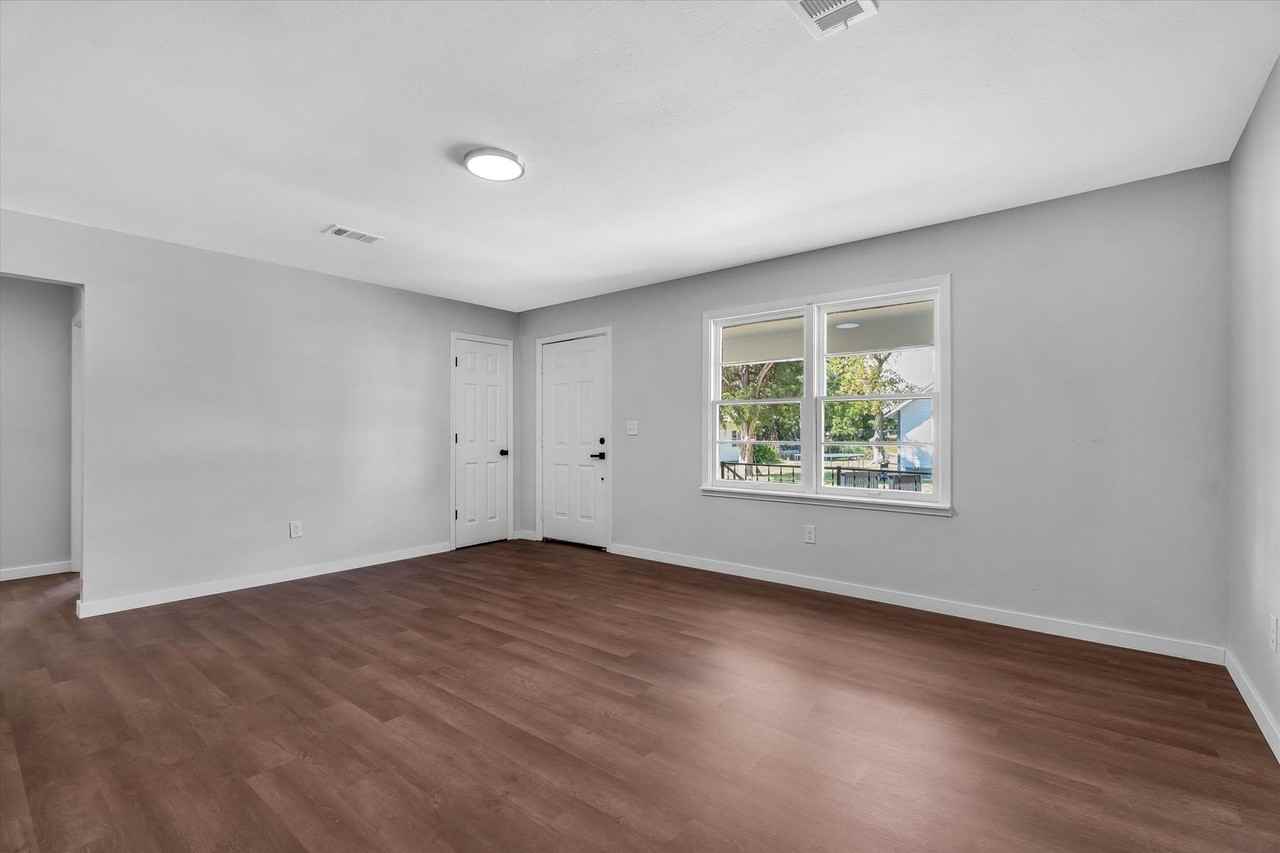 107 E Elm St - Photo 4 of 24