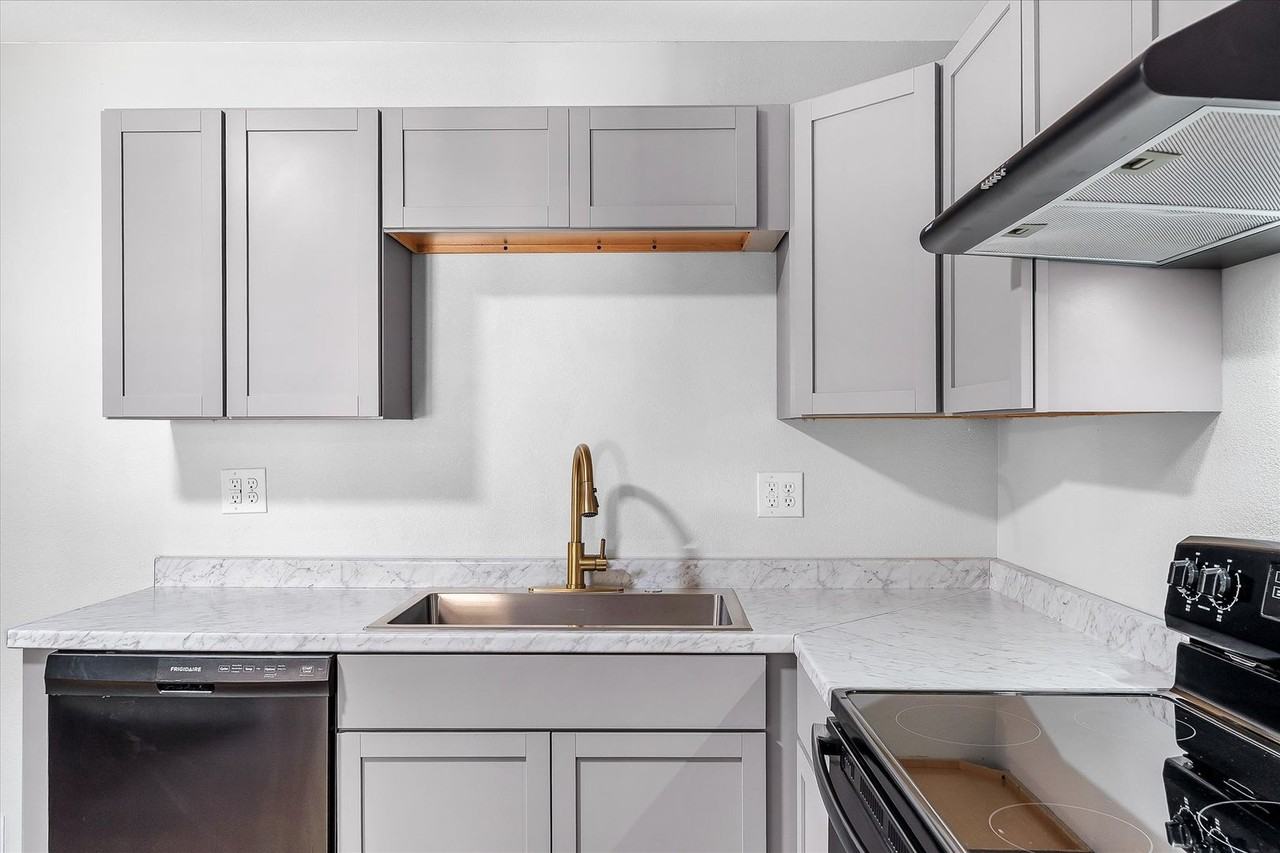 107 E Elm St - Photo 7 of 24