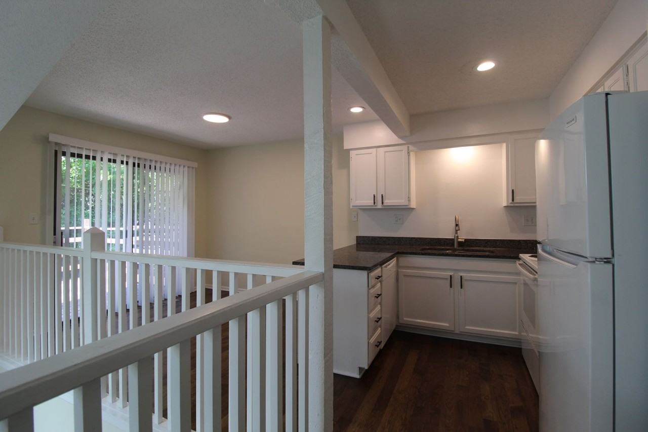 101 N Saxony Dr - Photo 2 of 14