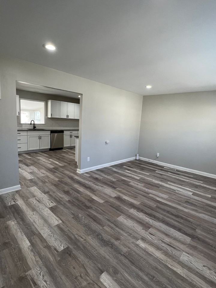 1660 Huxley Dr - Photo 4 of 35