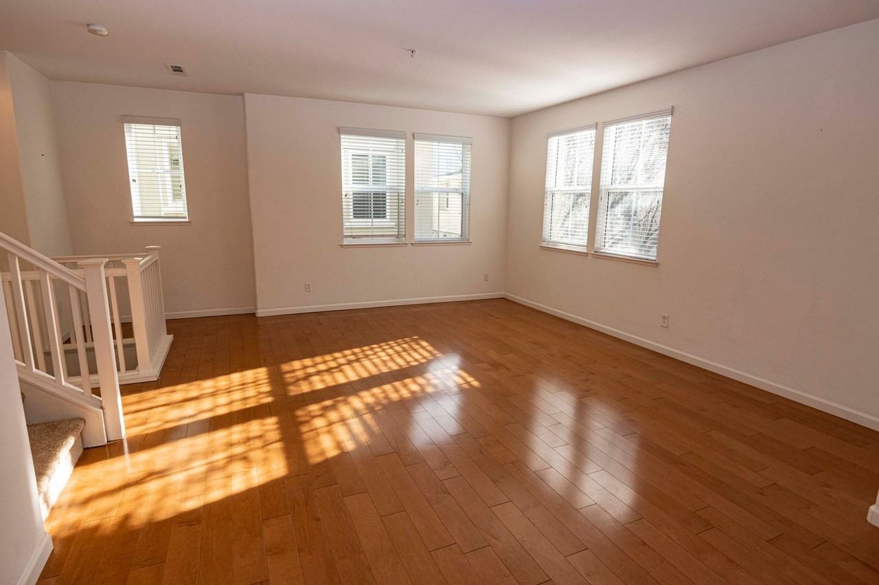 947 Kestral Way - Photo 3 of 26