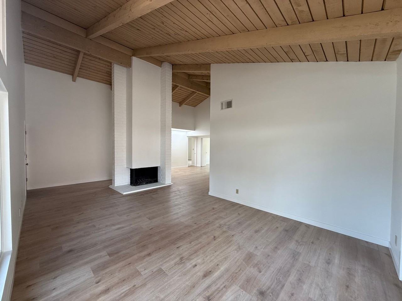 24621 Overlake Dr - Photo 2 of 14