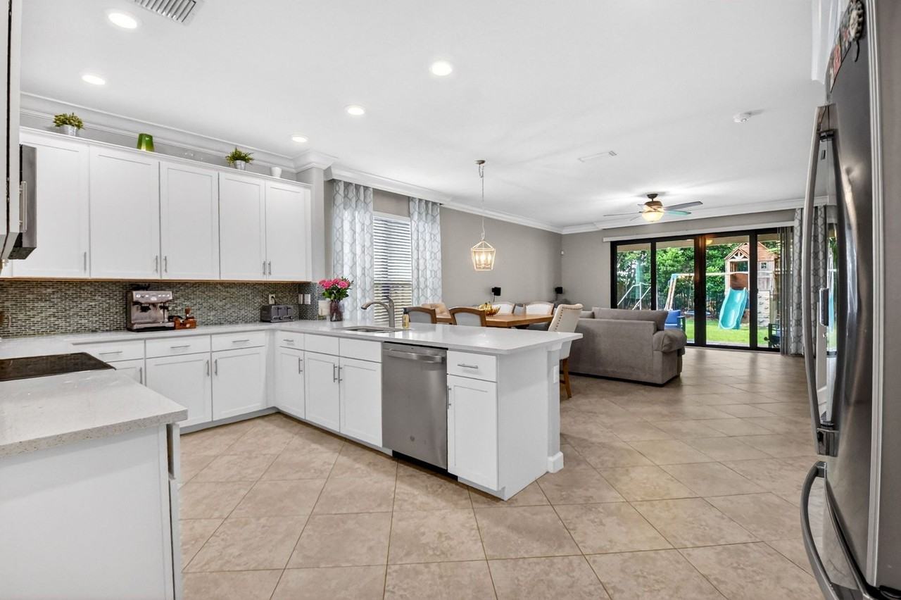 9062 Gulf Cove Dr - Photo 3 of 50