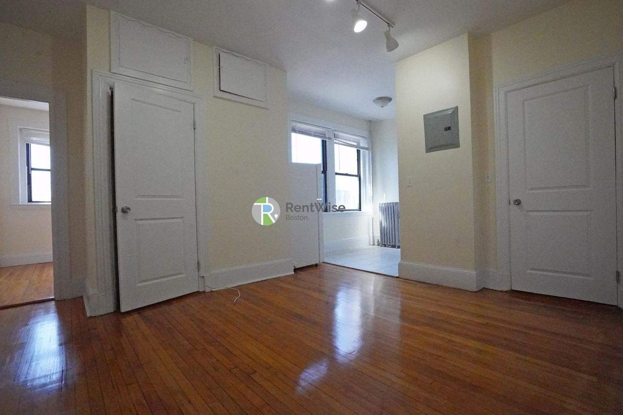 1212 Commonwealth Ave - Photo 4 of 11