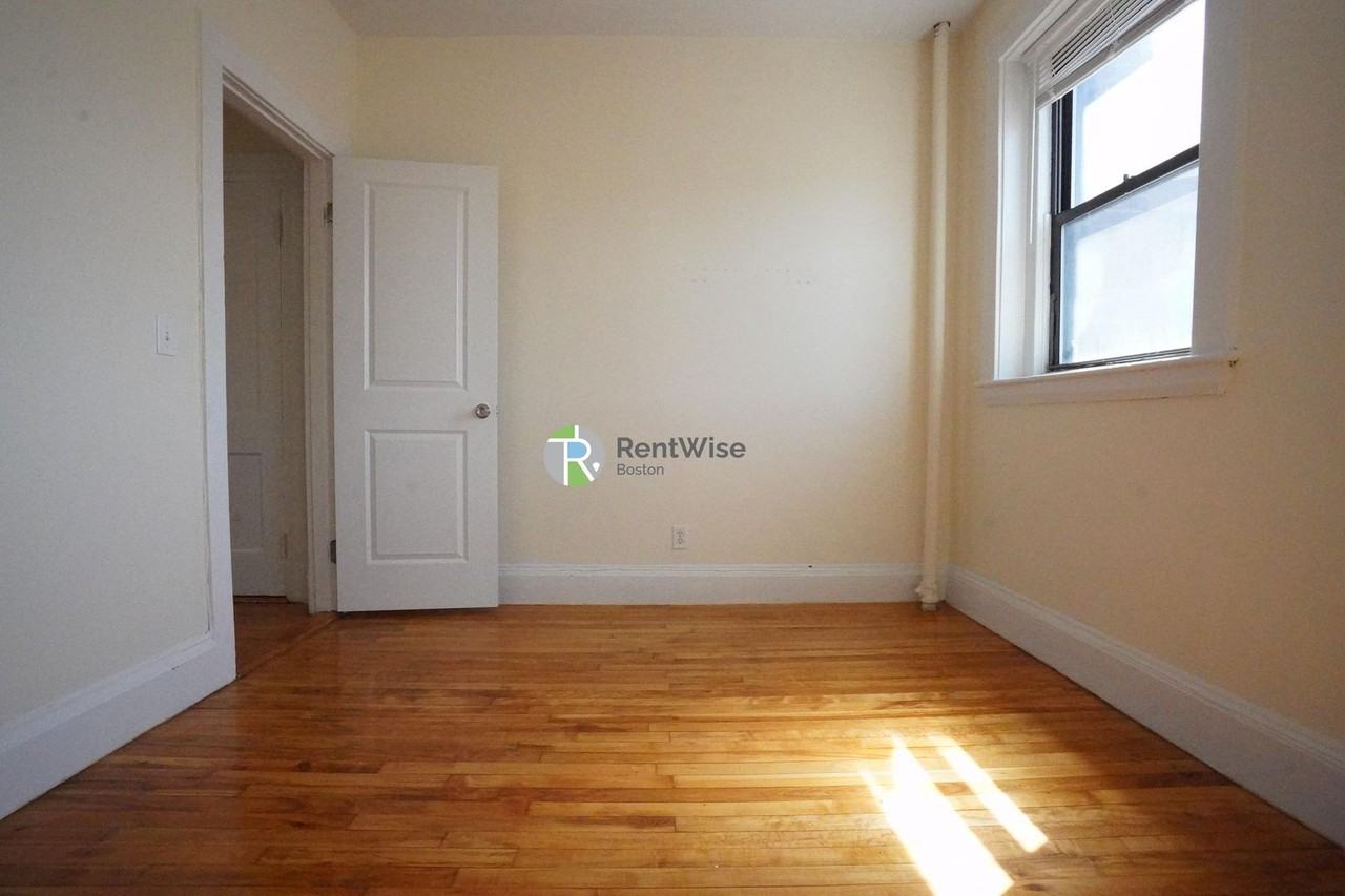 1212 Commonwealth Ave - Photo 5 of 11