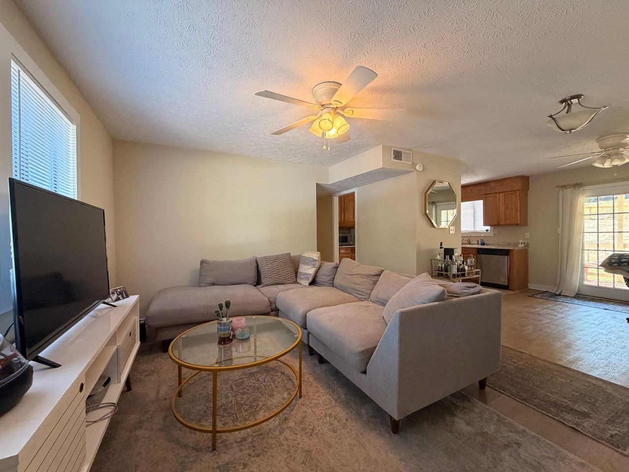 102/104 WELCH PLACE - Photo 2 of 14