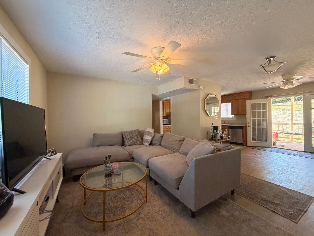 102/104 WELCH PLACE - Photo 3 of 14