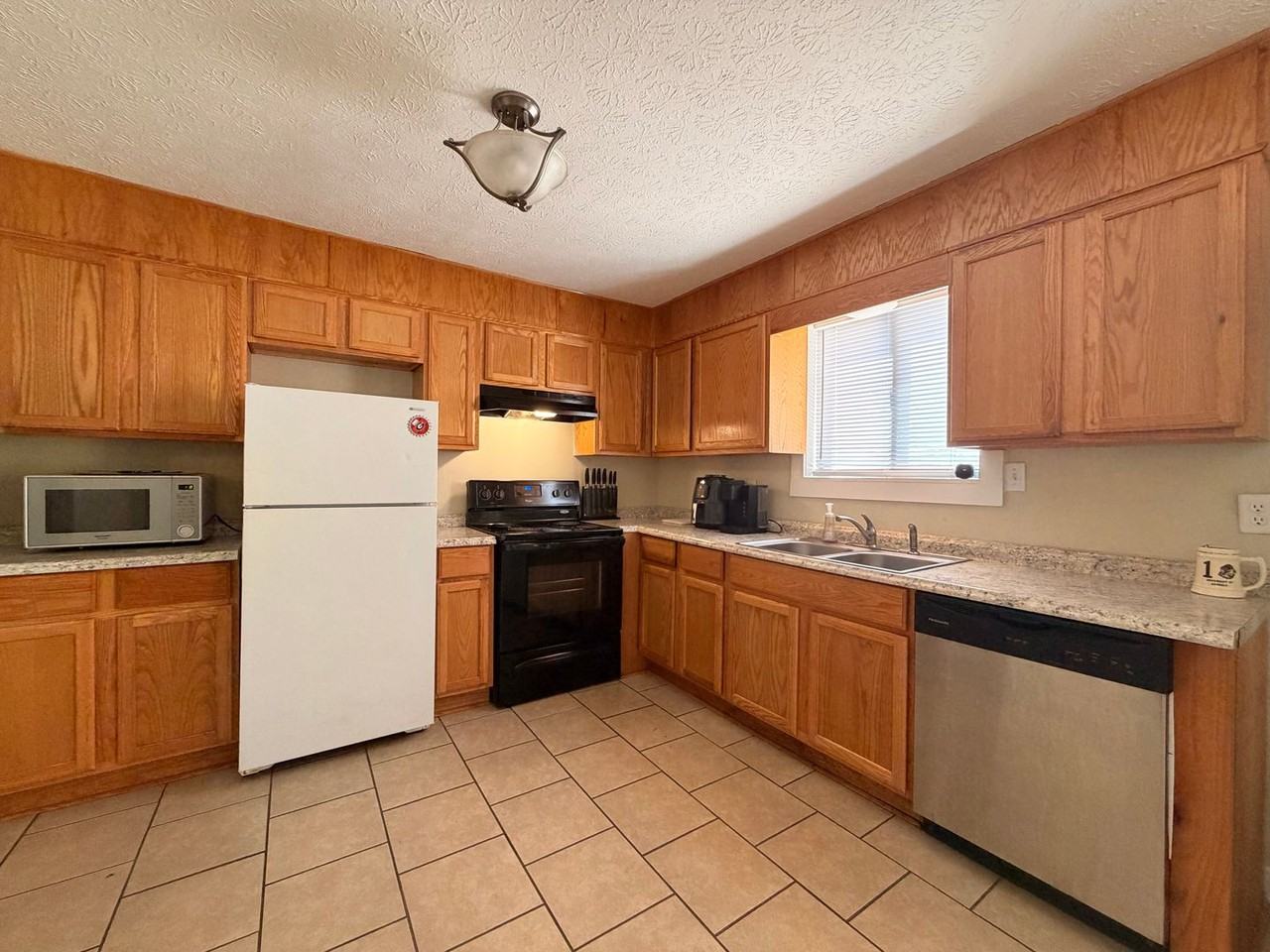 102/104 WELCH PLACE - Photo 4 of 14