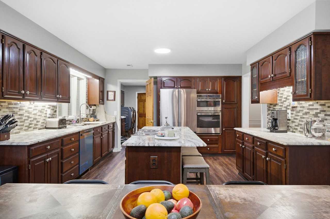 1126 Somerset Ln - Photo 3 of 50