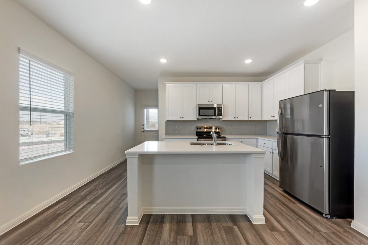 3401 Bach Drive - Photo 4 of 21