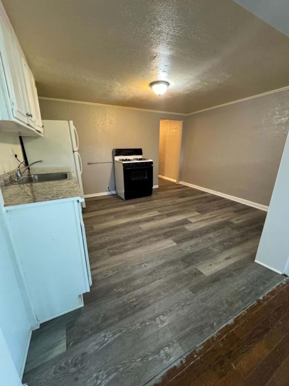 2807 Merriam Ln - Photo 3 of 11