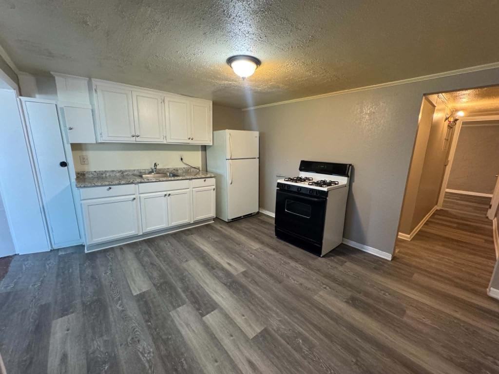 2807 Merriam Ln - Photo 4 of 11