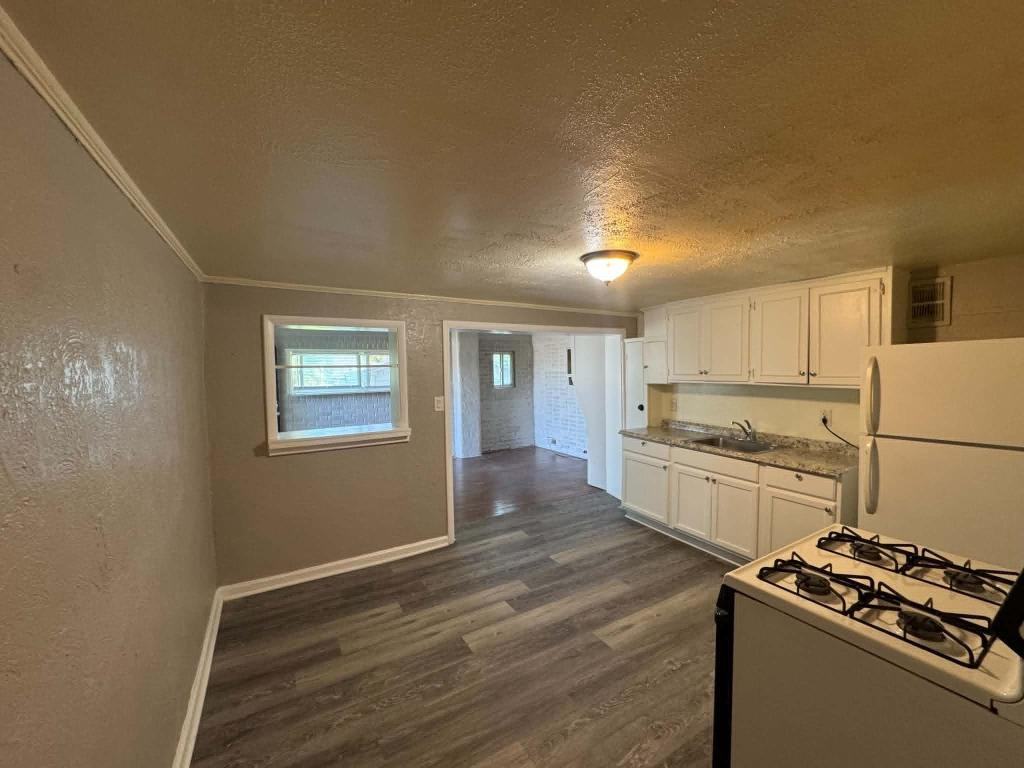 2807 Merriam Ln - Photo 5 of 11