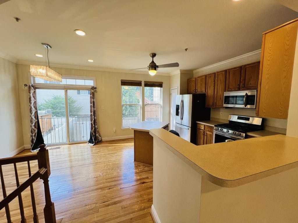 10016 Greenspire Way - Photo 7 of 32