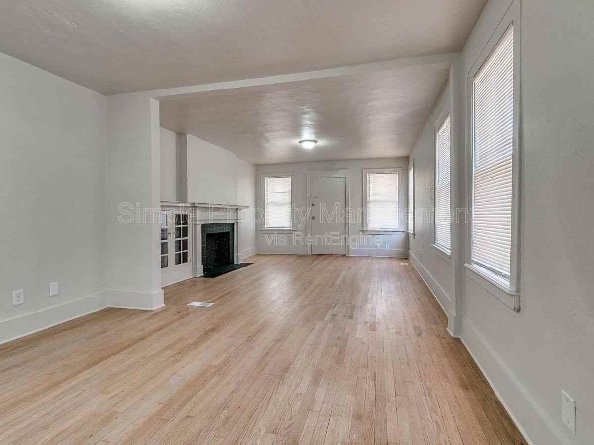 943 E Dr - Photo 2 of 10