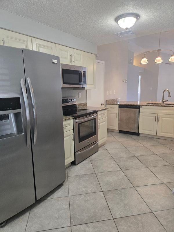 787 Arthurs Ct - Photo 3 of 7