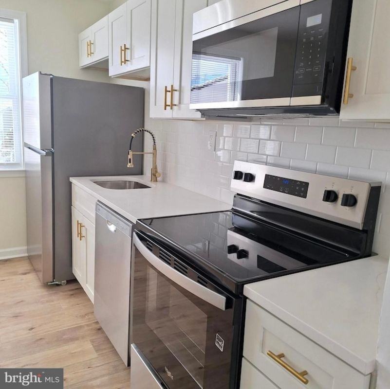 403 Trenton Ct - Photo 7 of 11