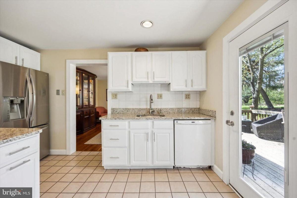 205 N Pullman Dr - Photo 2 of 15