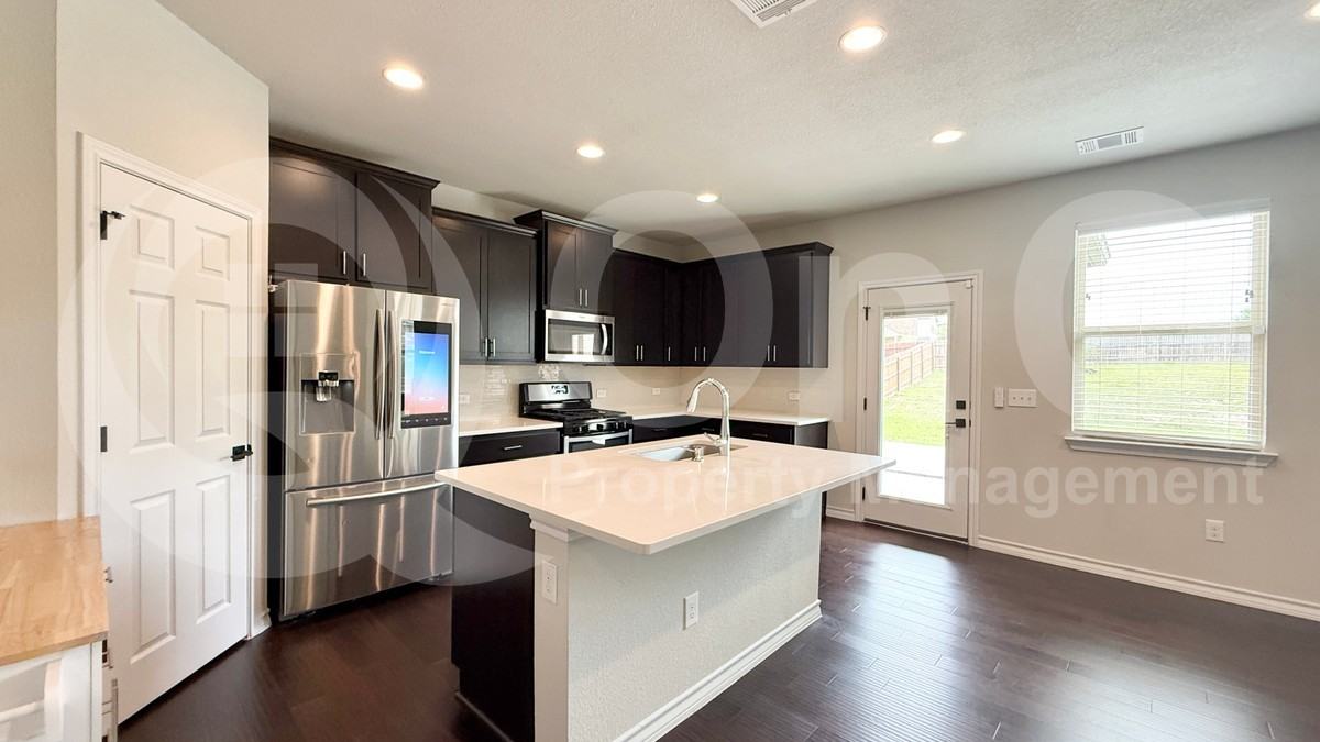 11809 Selkirk Dr - Photo 4 of 26