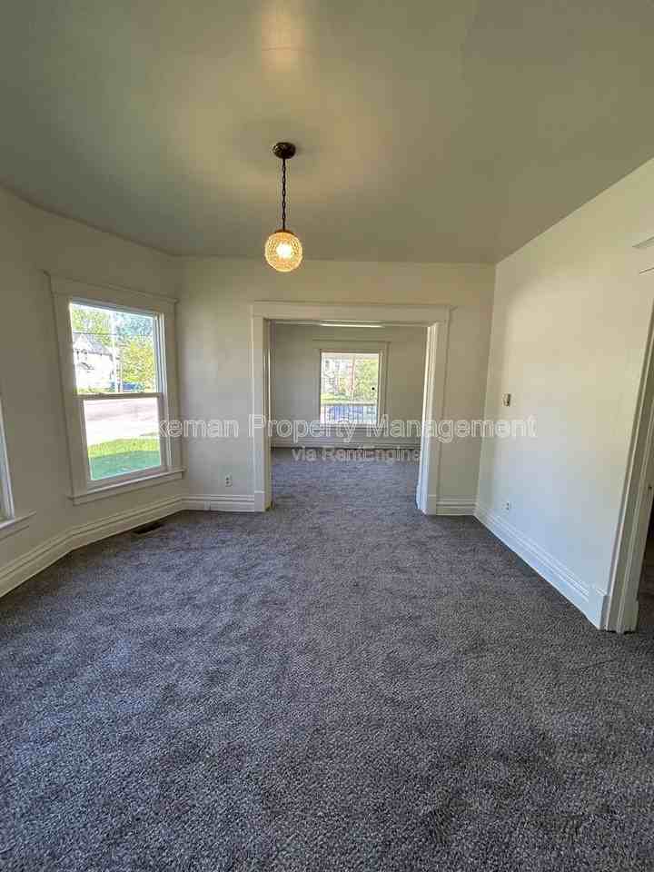 1104 Washington Ave #1 - Photo 2 of 9