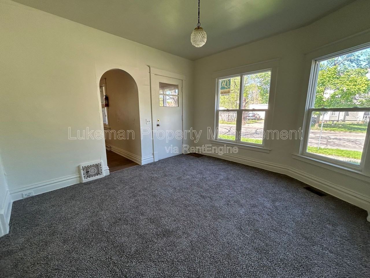 1104 Washington Ave #1 - Photo 3 of 9