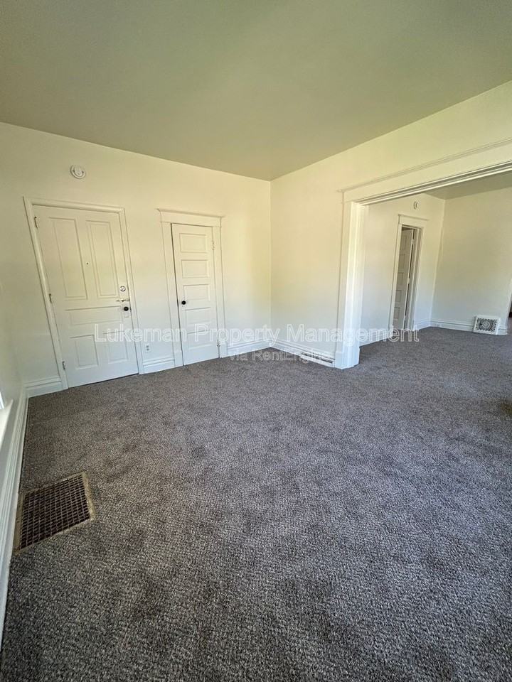 1104 Washington Ave #1 - Photo 4 of 9