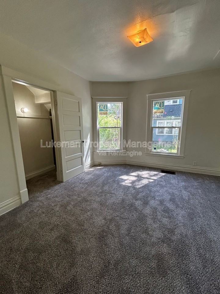1104 Washington Ave #1 - Photo 5 of 9