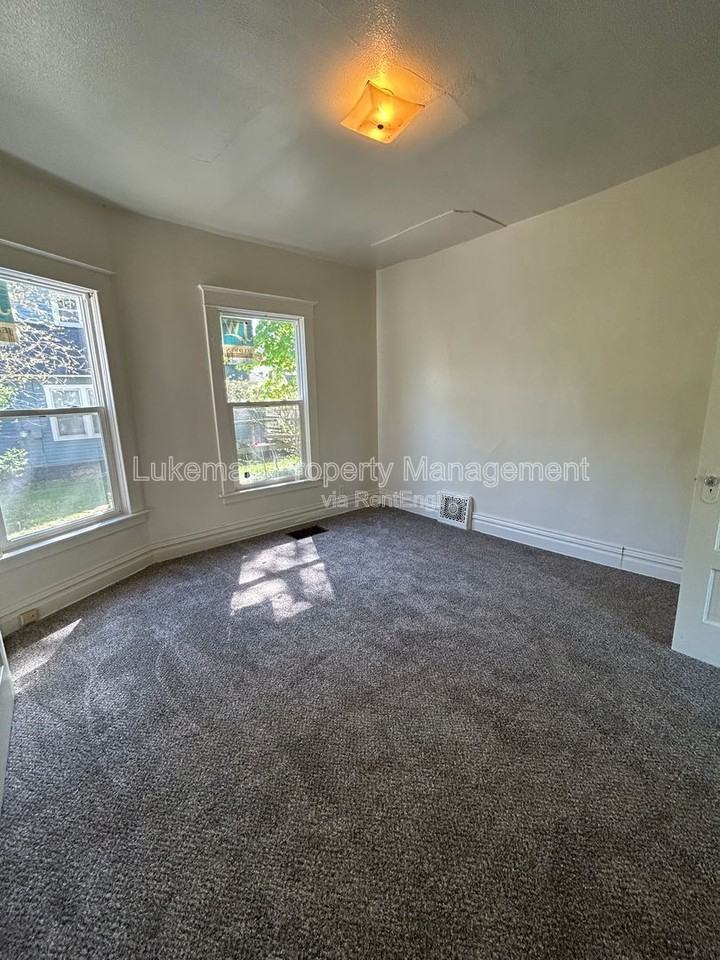 1104 Washington Ave #1 - Photo 6 of 9