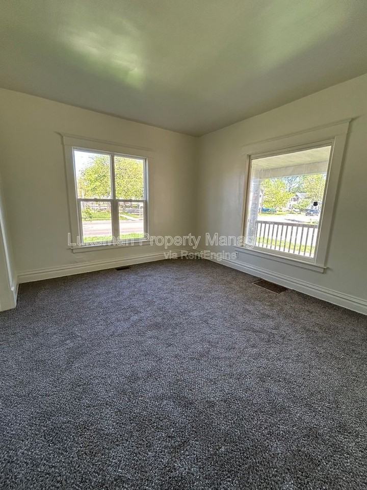 1104 Washington Ave #1 - Photo 7 of 9