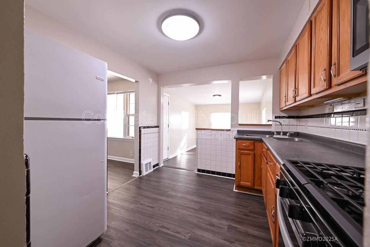 10200 Tappan Dr - Photo 2 of 35