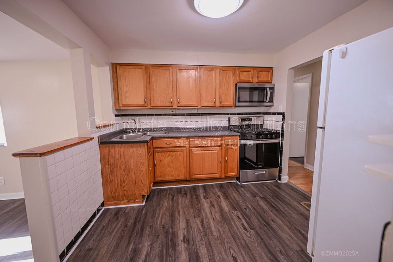 10200 Tappan Dr - Photo 3 of 35