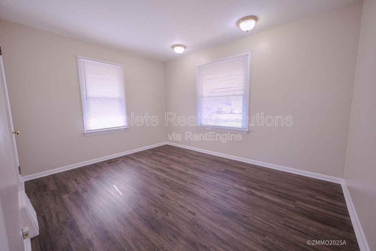 10200 Tappan Dr - Photo 4 of 35