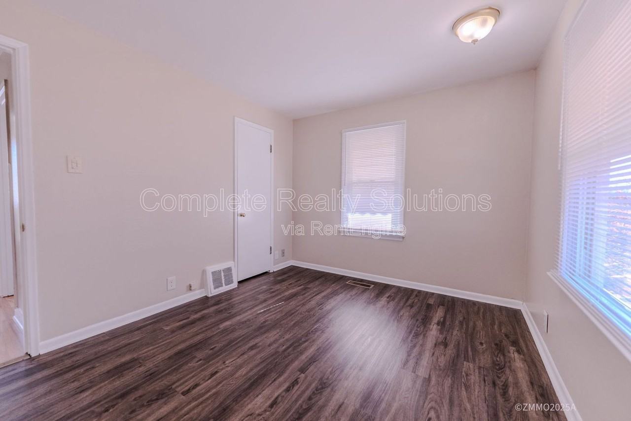 10200 Tappan Dr - Photo 5 of 35