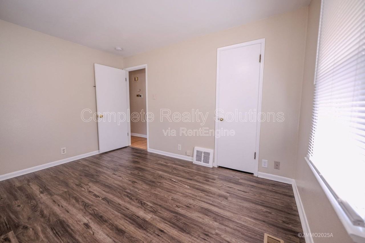 10200 Tappan Dr - Photo 7 of 35