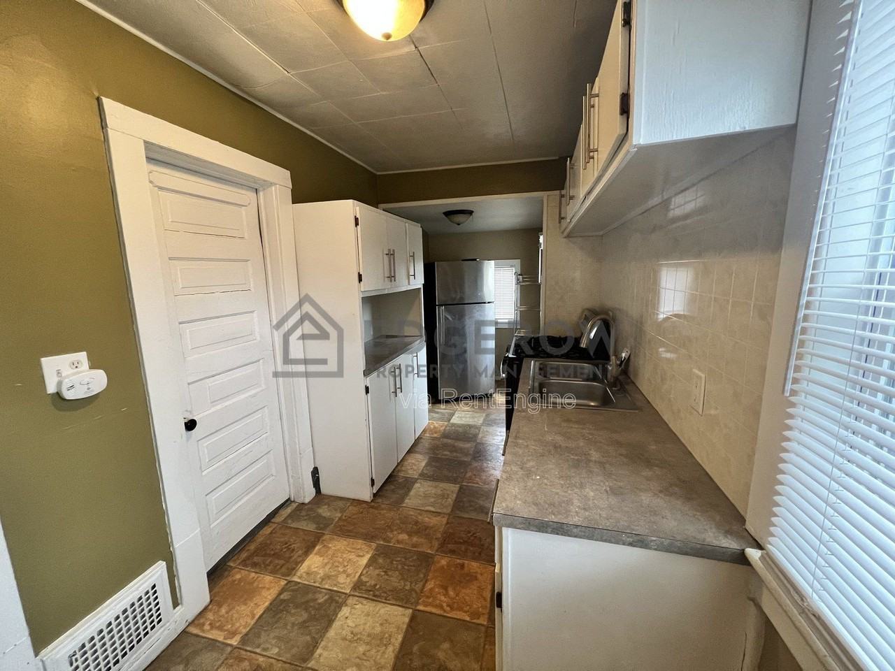 1008 Helen St Ne - Photo 5 of 14
