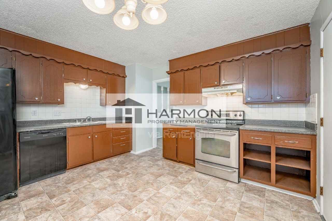 3153 S Pinecrest St - Photo 3 of 10
