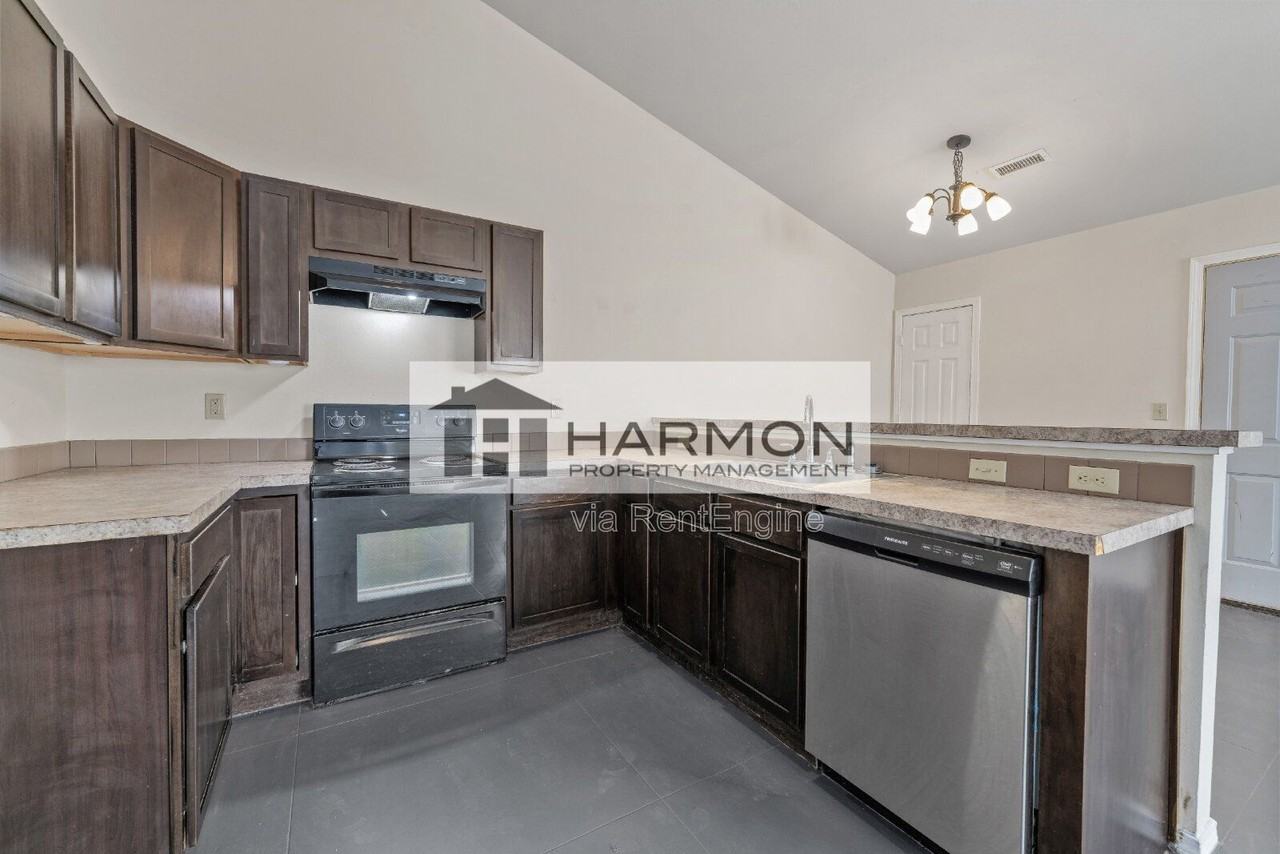 1545 W 23rd St N - Photo 4 of 11