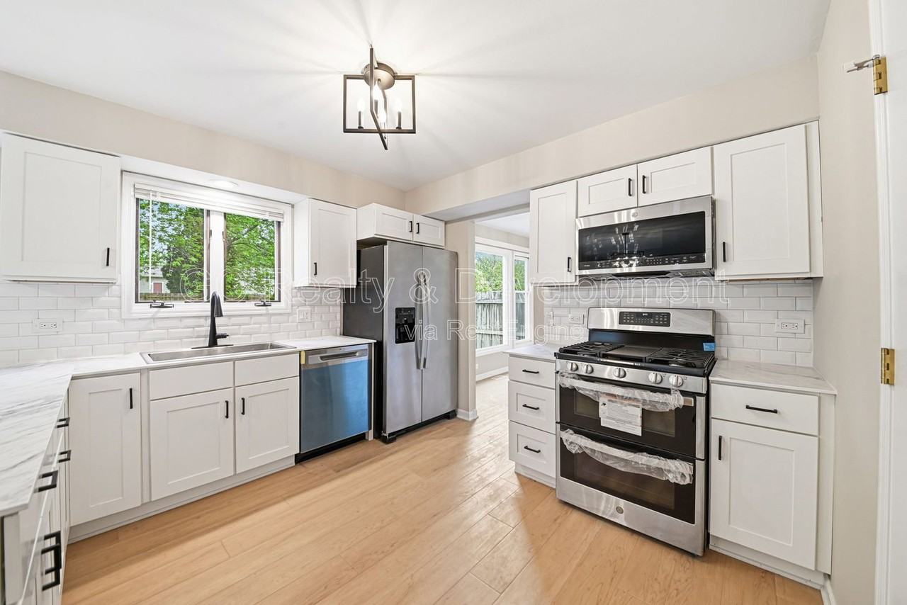 1244 Pine Grove Ave - Photo 7 of 28