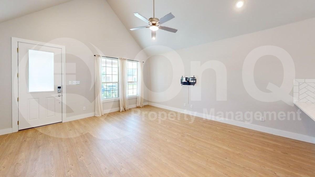 324 Palo Duro St - Photo 4 of 23