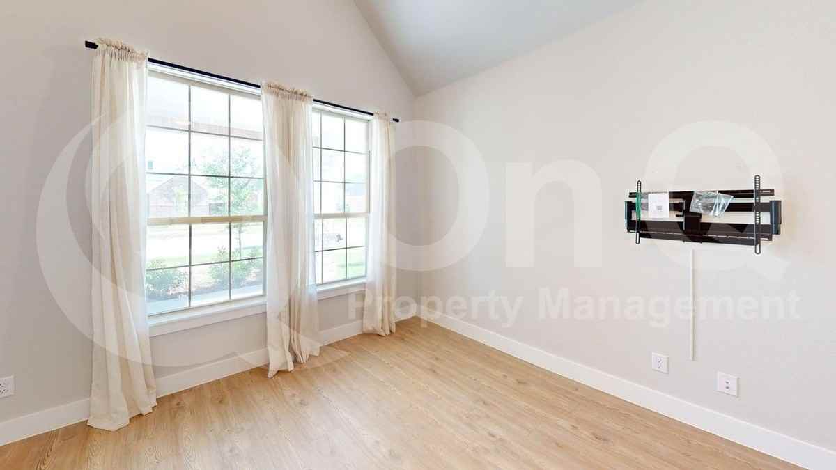 324 Palo Duro St - Photo 5 of 23