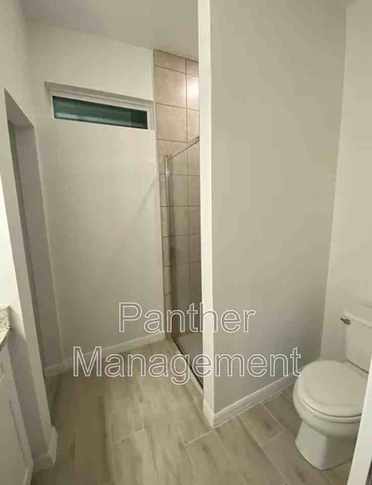 2304 Ne 6th St - Photo 2 of 11