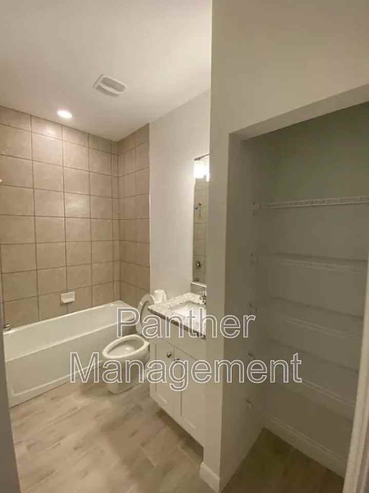 2304 Ne 6th St - Photo 7 of 11