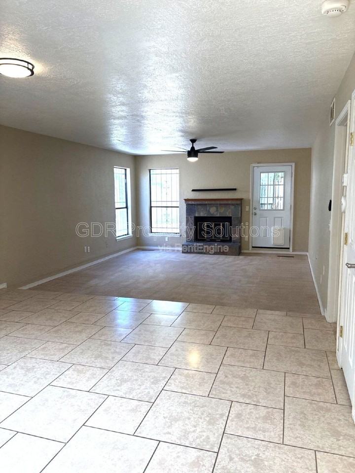 5828 Elmwood Dr Ne - Photo 3 of 22