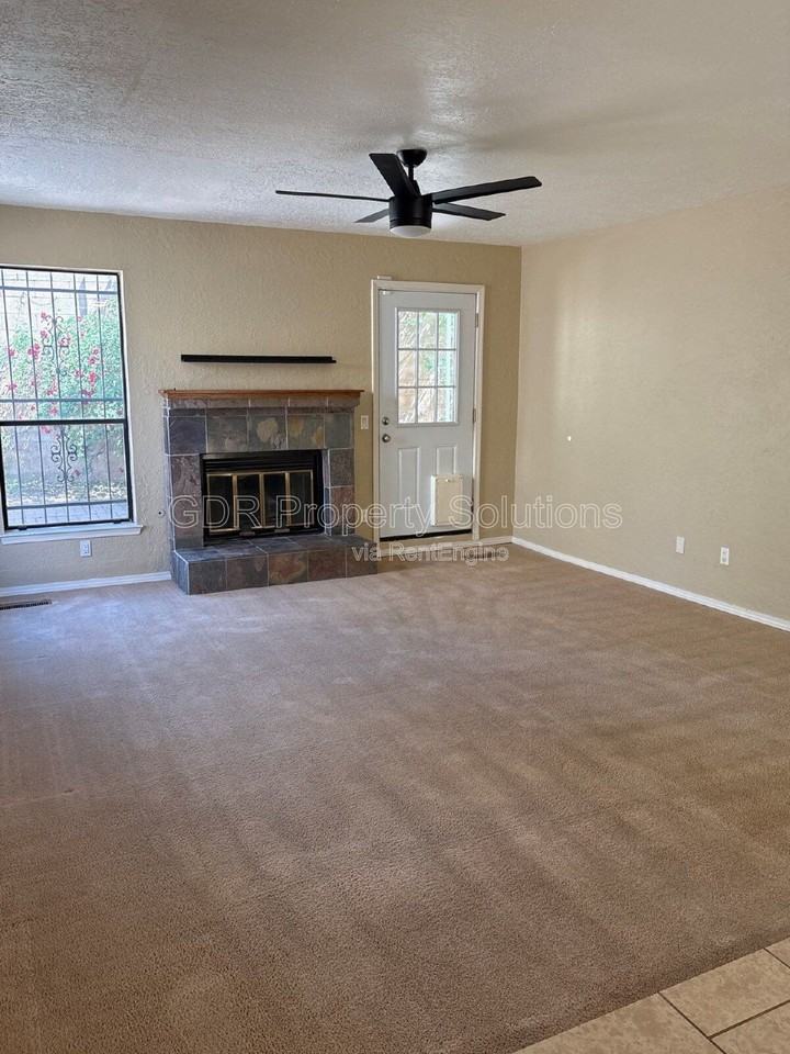 5828 Elmwood Dr Ne - Photo 4 of 22