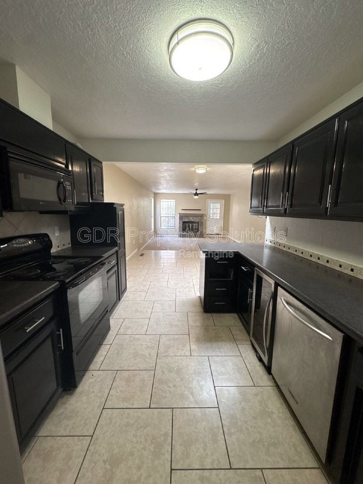 5828 Elmwood Dr Ne - Photo 5 of 22