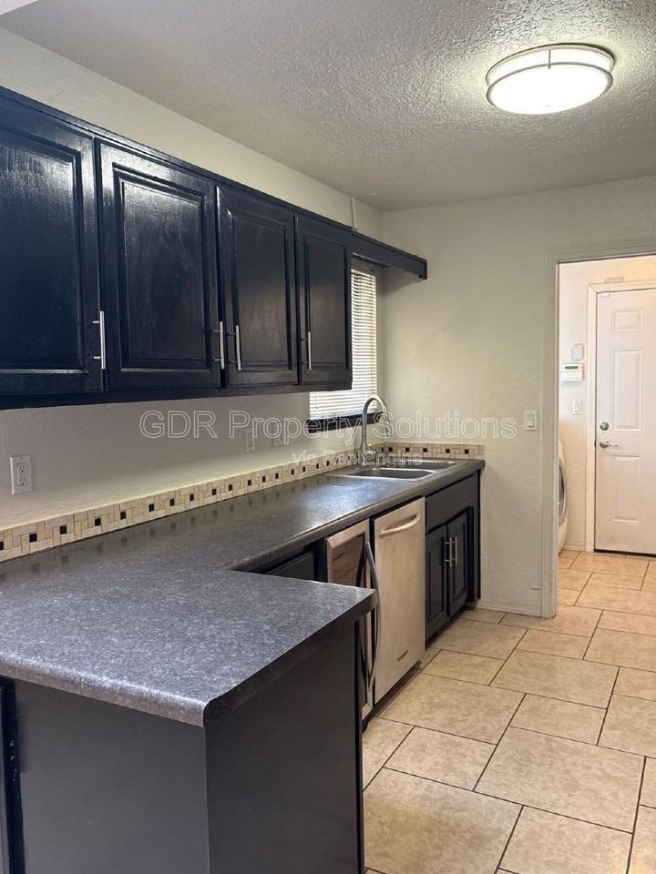 5828 Elmwood Dr Ne - Photo 6 of 22
