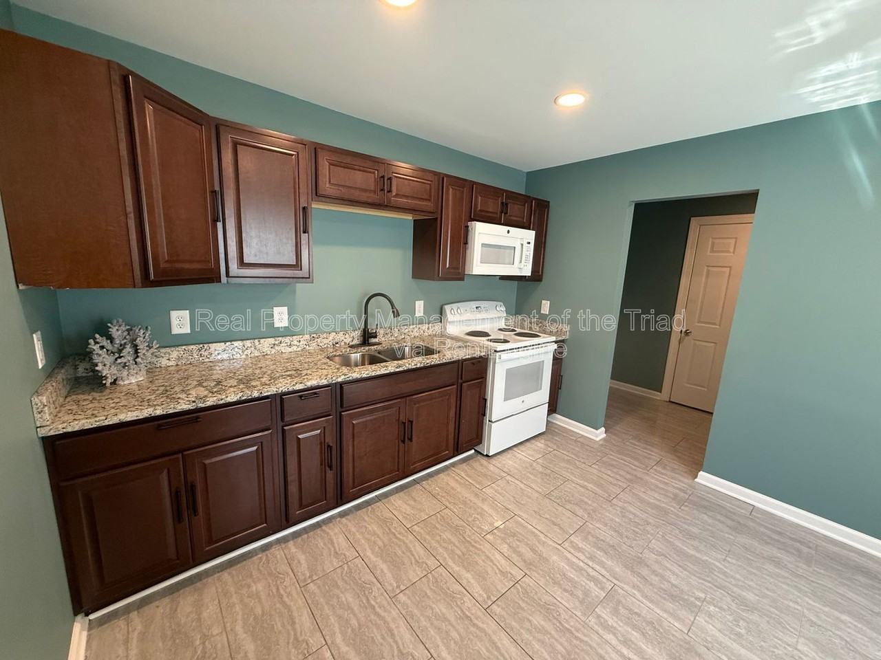 600 Tipperary Dr - Photo 5 of 17
